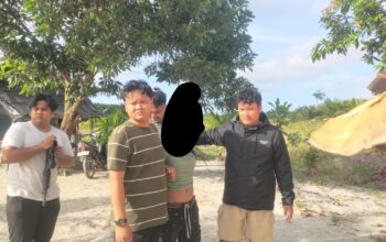 Anggota Polsek Tempilang mengamankan pelaku. Foto: Istimewa.