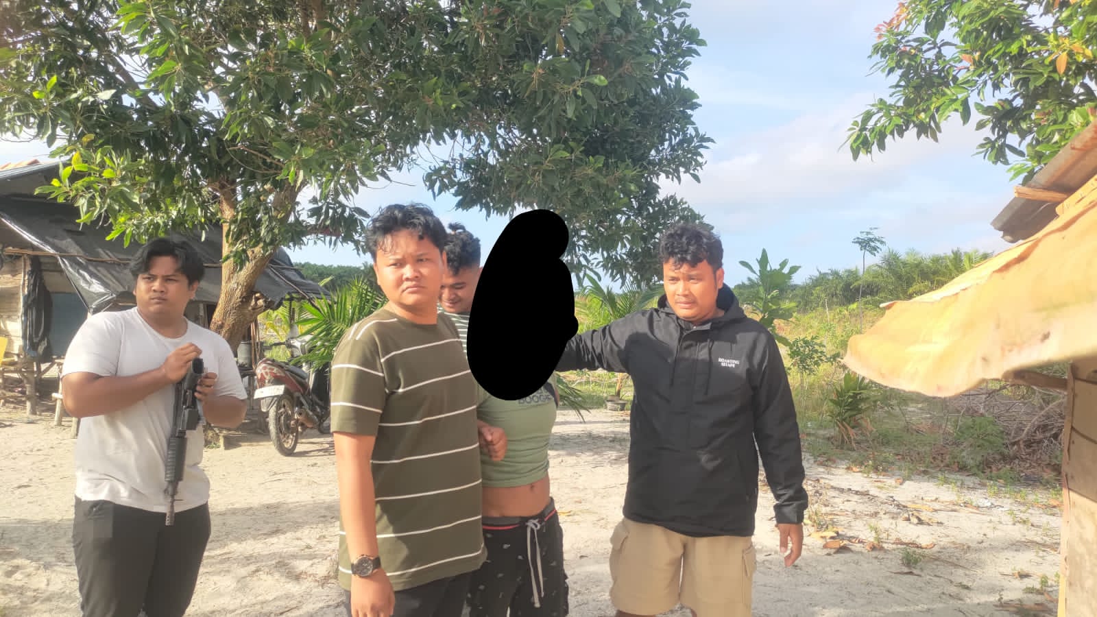 Anggota Polsek Tempilang mengamankan pelaku. Foto: Istimewa.