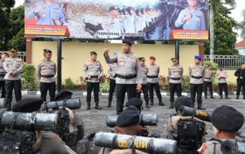 Irjen Pol. Viktor Sihombing memberikan arahan ke bintara remaja. Foto: Istimewa.