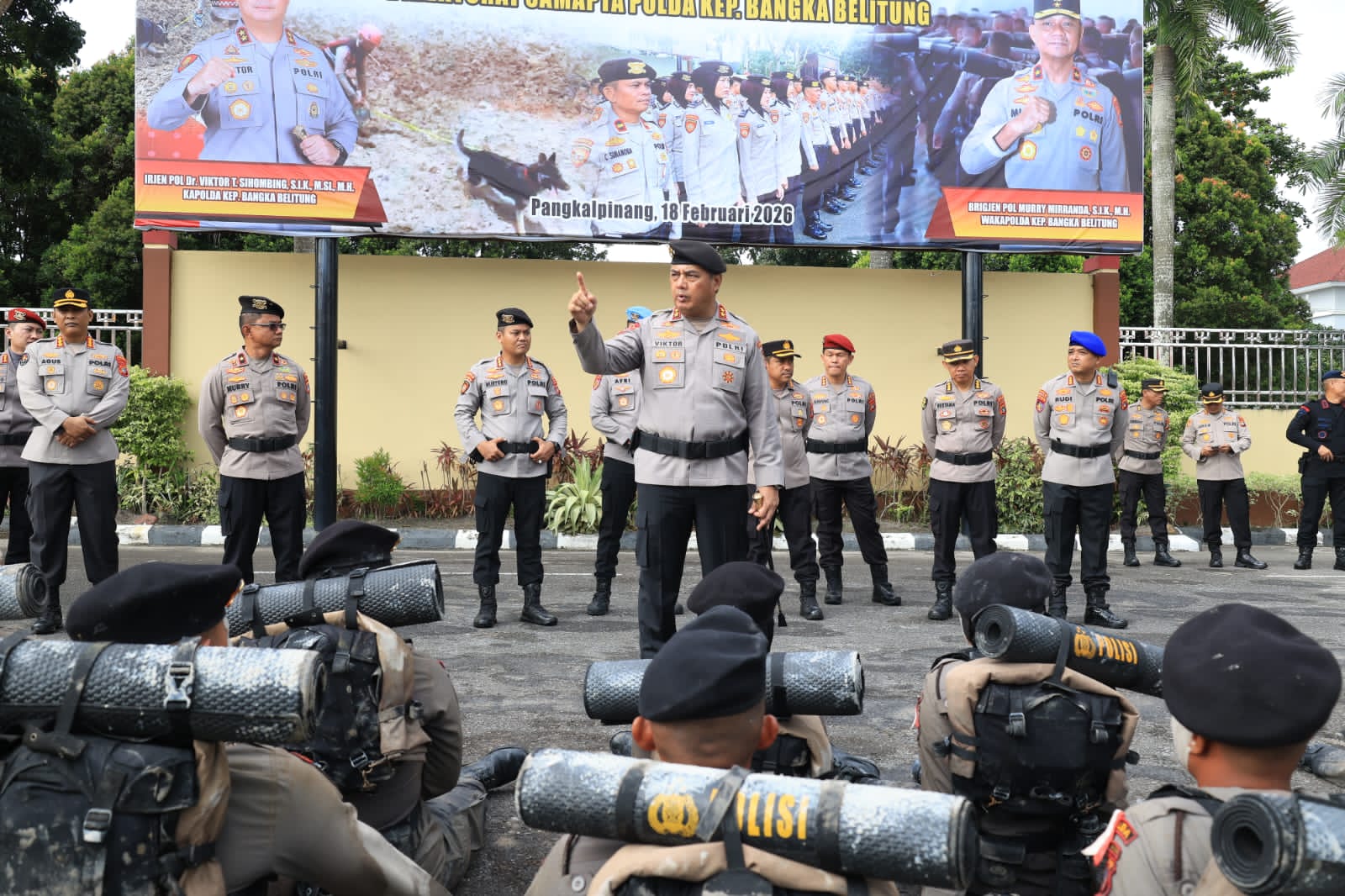 Irjen Pol. Viktor Sihombing memberikan arahan ke bintara remaja. Foto: Istimewa.