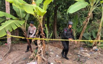 Unit Gegana Satbrimob Polda Babel saat mengevakuasi proyektil. Foto: Istimewa.