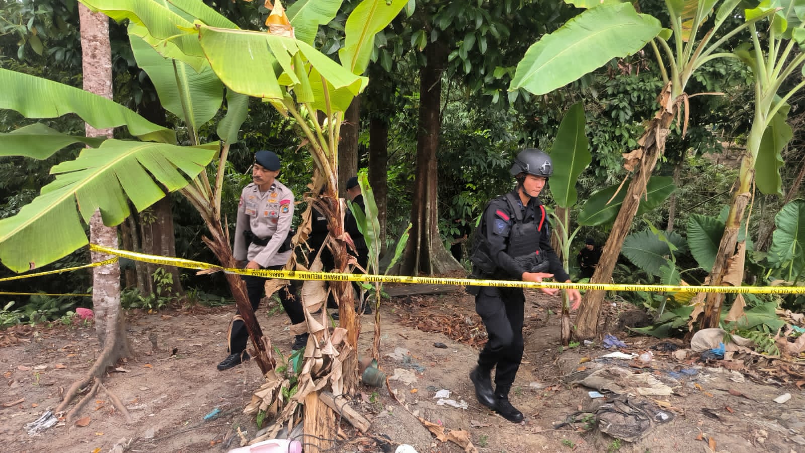 Unit Gegana Satbrimob Polda Babel saat mengevakuasi proyektil. Foto: Istimewa.