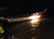 Kapal yang diduga mengirimkan pasir timah di Mentok. Foto: Istimewa.