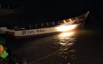 Kapal yang diduga mengirimkan pasir timah di Mentok. Foto: Istimewa.