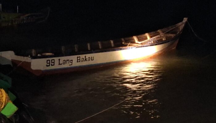 Kapal yang diduga mengirimkan pasir timah di Mentok. Foto: Istimewa. 