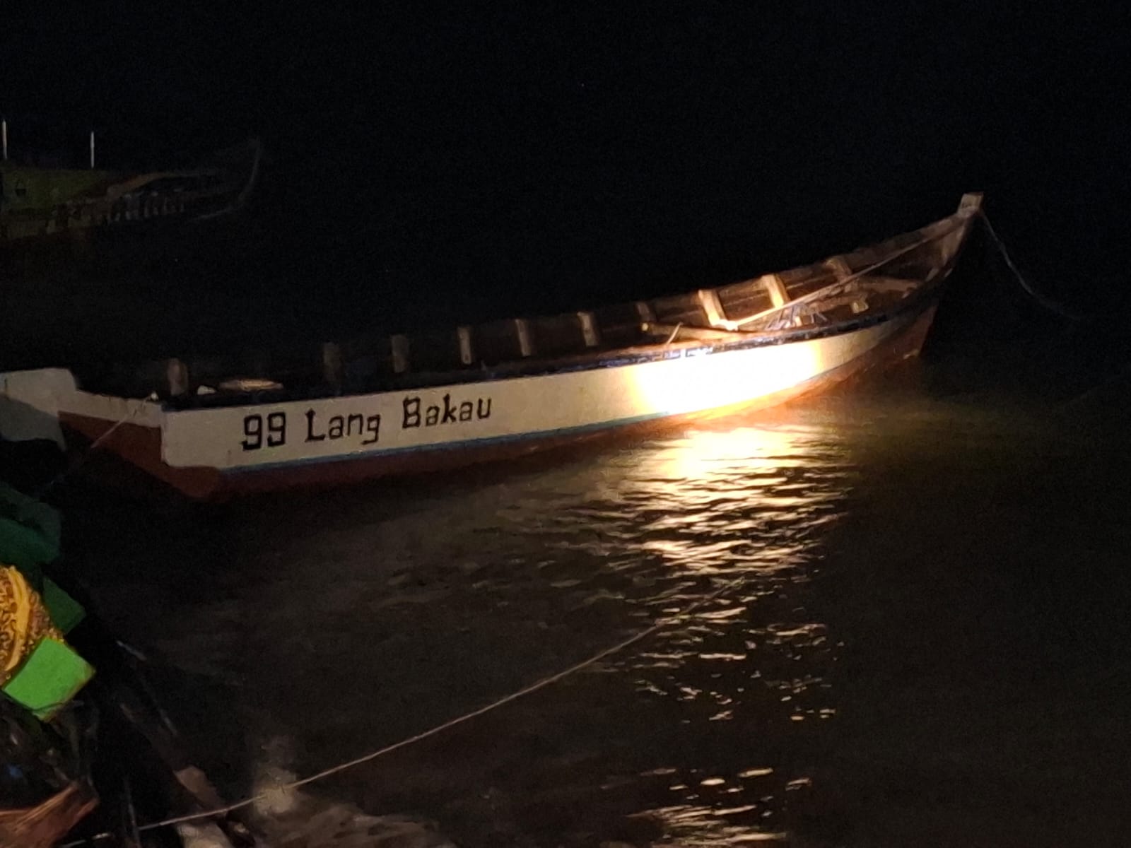 Kapal yang diduga mengirimkan pasir timah di Mentok. Foto: Istimewa.