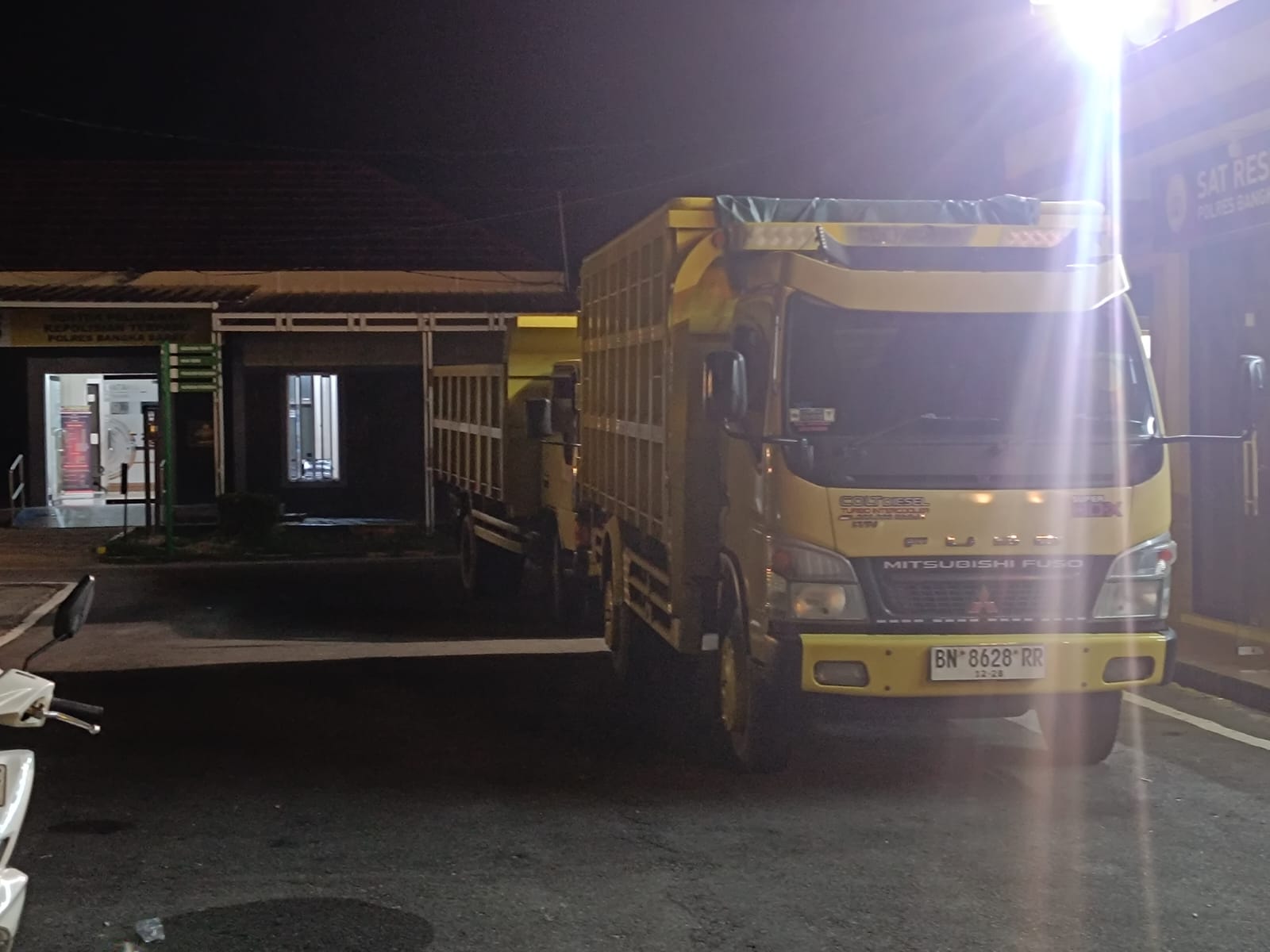 Kendaraan yang diduga mengirimkan pasir timah di Mentok. Foto: Istimewa.