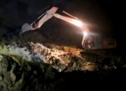 Alat berat dikerahkan cari 3 penambang timah Pemali yang masih tertimbun. Foto: Istimewa.