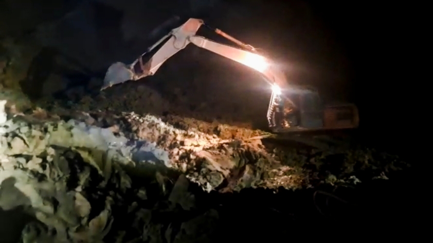 Alat berat dikerahkan cari 3 penambang timah Pemali yang masih tertimbun. Foto: Istimewa.