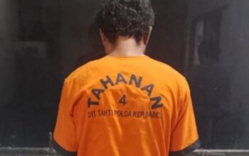 Tersangka MR saat diamankan Dit resnarkoba Polda Babel. Foto: Istimewa.
