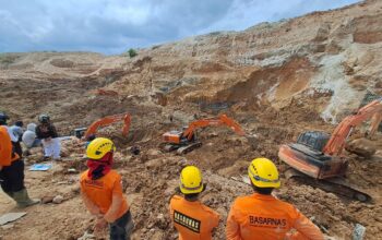 Proses pencarian korban longsor tambang timah Pondi. Foto: Istimewa.