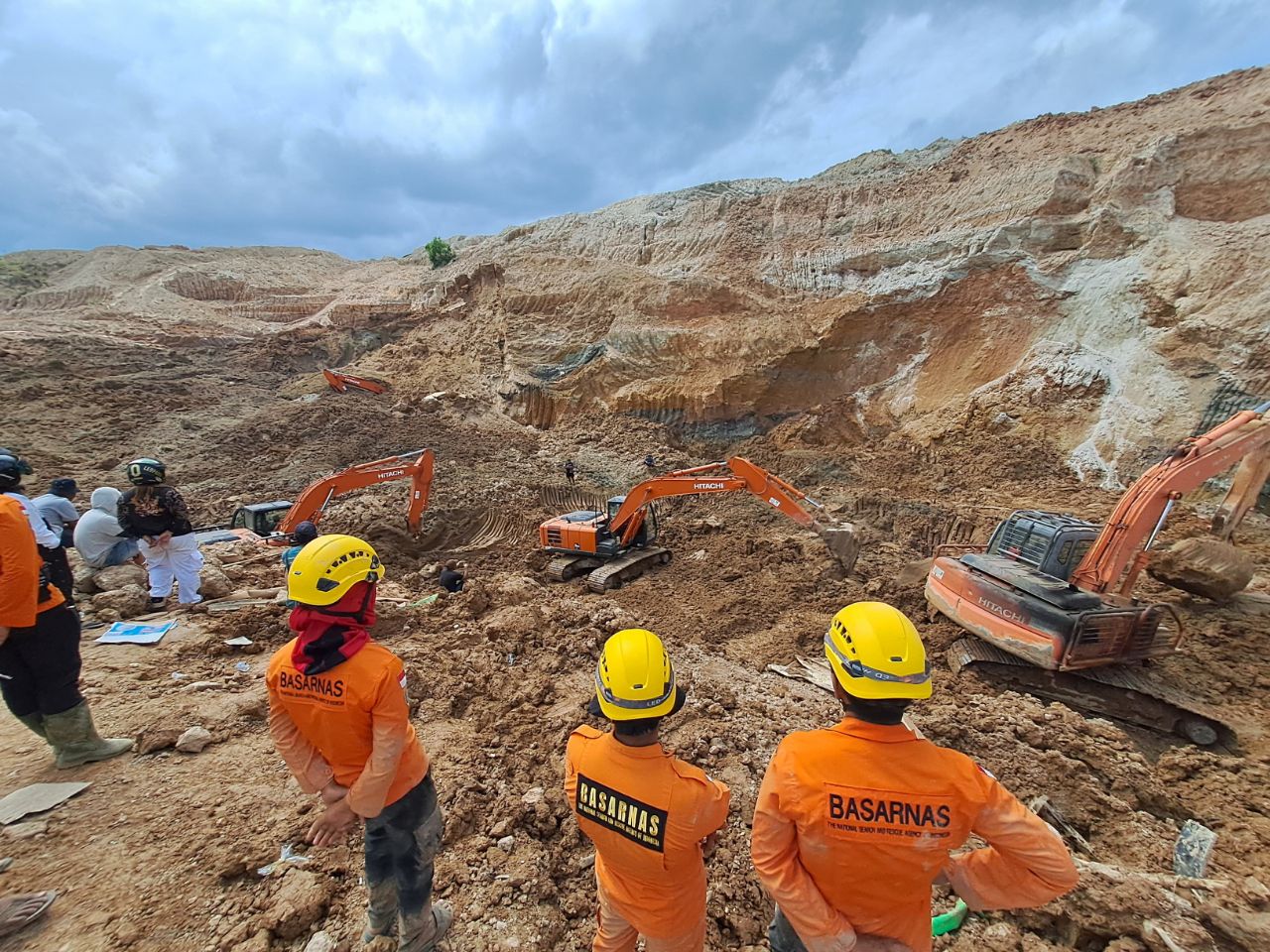 Proses pencarian korban longsor tambang timah Pondi. Foto: Istimewa.