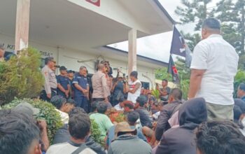 Warga mendatangi kantor BPL menuntut kejelasan menambang. Foto: Istimewa.