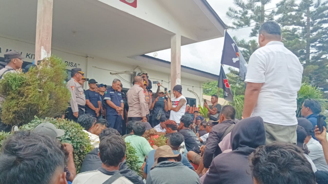 Warga mendatangi kantor BPL menuntut kejelasan menambang. Foto: Istimewa.