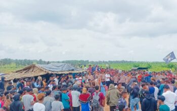 Warga mendatangi kantor BPL menuntut kejelasan menambang. Foto: Istimewa.