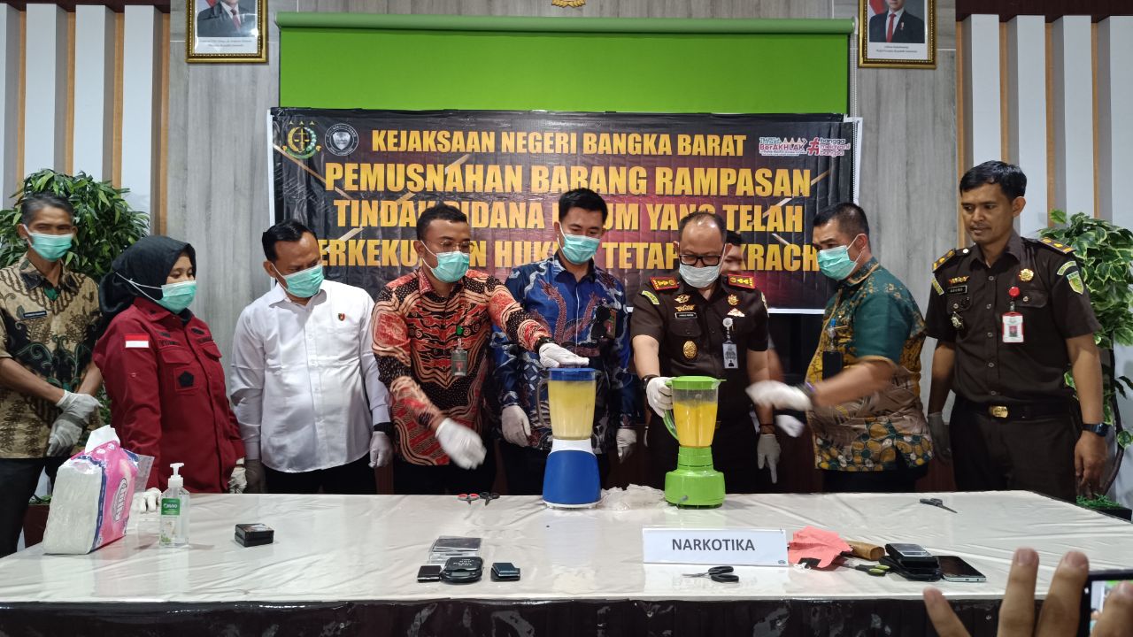 Pemusnahan barang bukti inkrah Kejari Bangka Barat. Foto: Rizki Ramadhani.