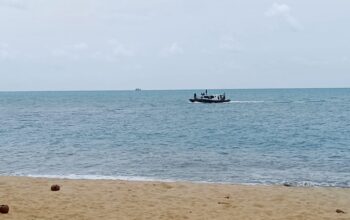 Kapal patroli Satpolairud Polres Babar mencari mayat yang hilang kembali. Foto: Rizki Ramadhani.
