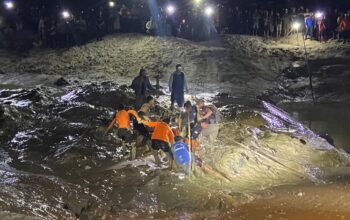 Petugas mengevakuasi jasad korban serangan buaya di Belitung. Foto: Istimewa.