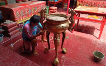 Pembersihan peralatan ibadah di Kelenteng Kong Fuk Miau Mentok. Foto: Rizki Ramadhani.