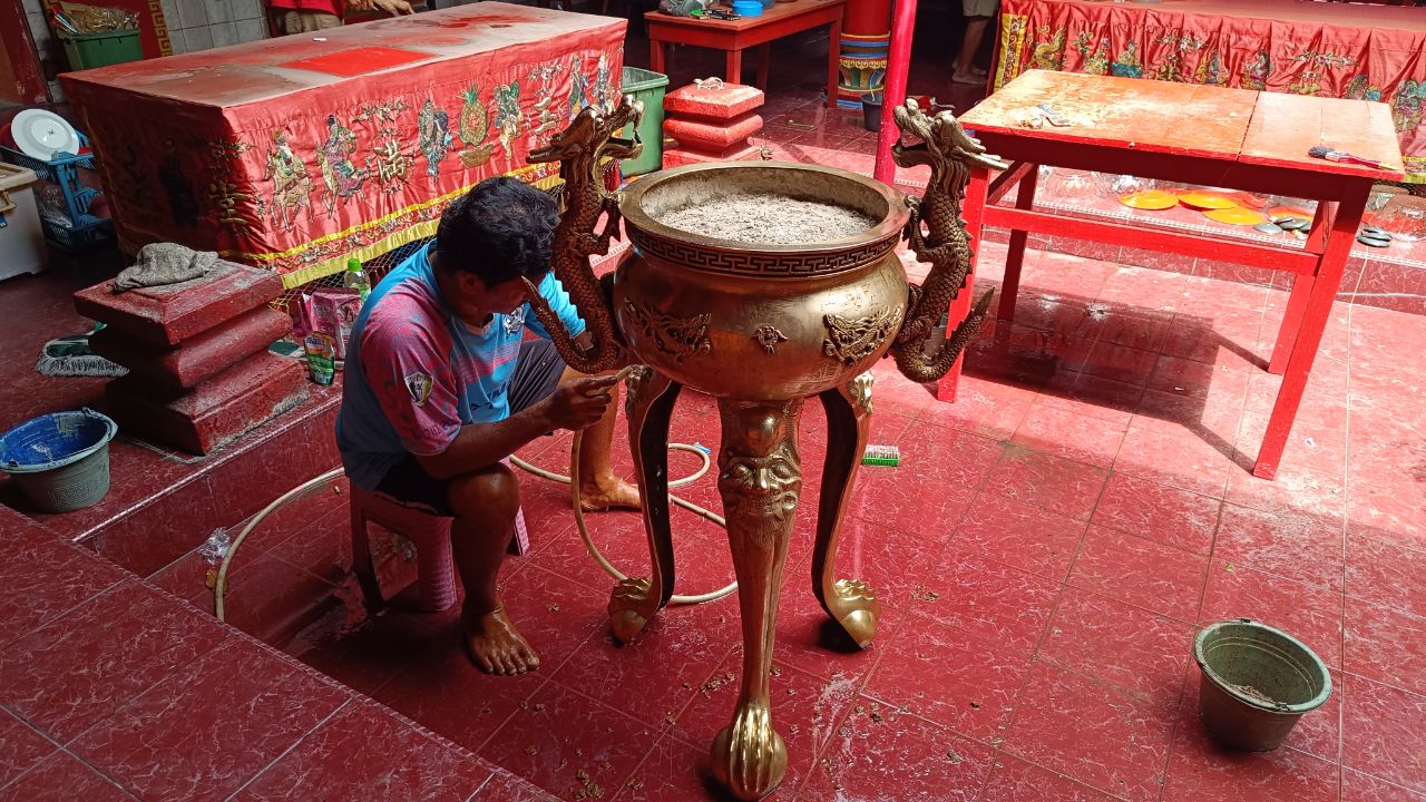 Pembersihan peralatan ibadah di Kelenteng Kong Fuk Miau Mentok. Foto: Rizki Ramadhani.