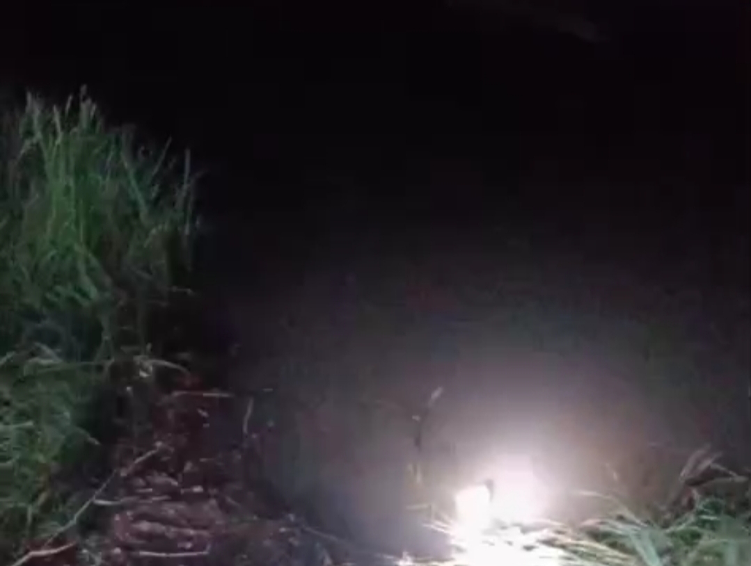 Warga mencari pemancing udang yang dikabarkan hilang di Sungai Menduk. Foto: Istimewa.