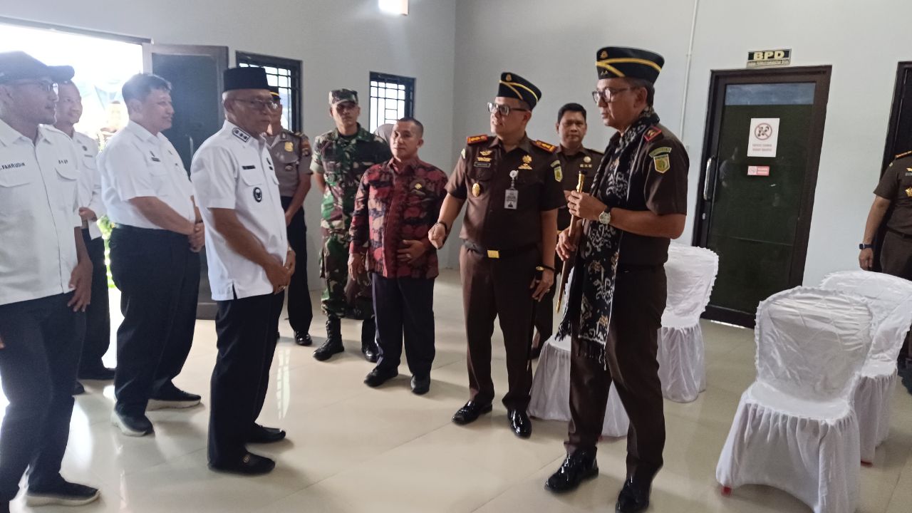 Kajati Babel saat meninjau posko RJ dan Posko Pidana Kerja Sosial Sejiran Setason. Foto: Rizki Ramadhani.