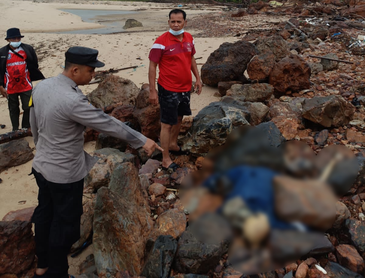 Mayat Mengapung yang sempat ditemukan warga di Laut Mentok terbawa ke Bangka Selatan. Foto: Istimewa.