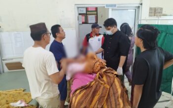 Remaja yang ditemukan tewas dibawa ke Puskesmas. Foto: Istimewa.