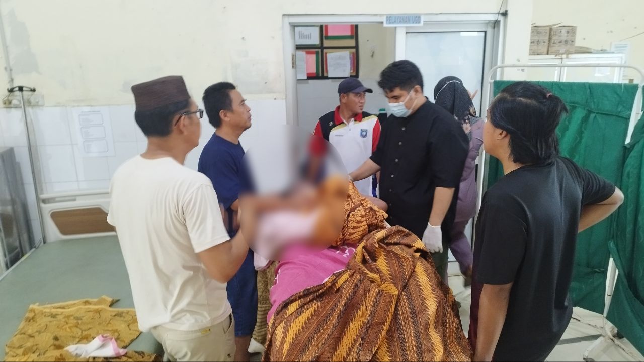 Remaja yang ditemukan tewas dibawa ke Puskesmas. Foto: Istimewa.