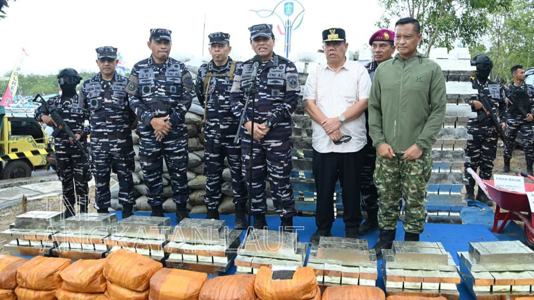 KSAL Laksmana M. Ali saat operasi pengamanan timah. Foto: Istimewa.