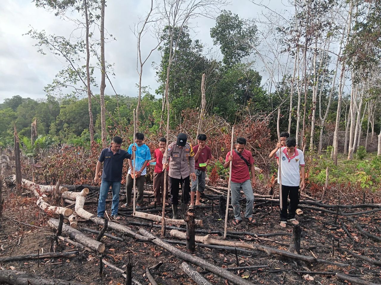 Kapolsek Simpang Teritip menanam jagung. Foto: Istimewa.
