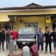 Tim Meriam Polsek Mentok tangkap dua pelaku pencurian kantor BPP. Foto: Istimewa.
