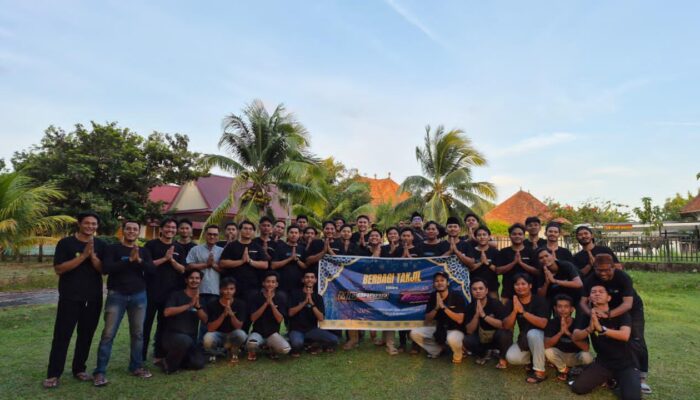 Dua Komunitas Motor Mentok Bagikan Takjil Sambil Sampaikan Pesan Keselamatan Berlalulintas