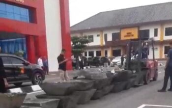 Sejumlah balok timah yang diamankan petugas dari Smelter AG. Foto: Istimewa.