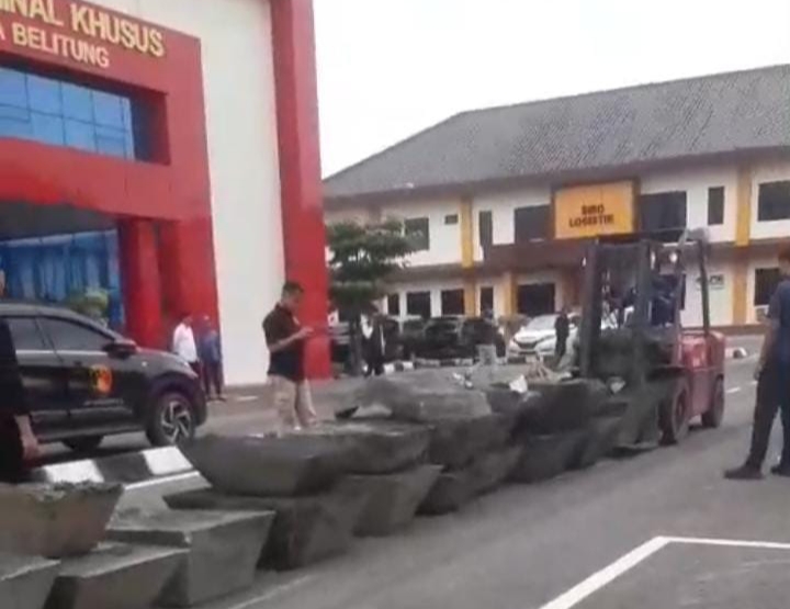 Sejumlah balok timah yang diamankan petugas dari Smelter AG. Foto: Istimewa.