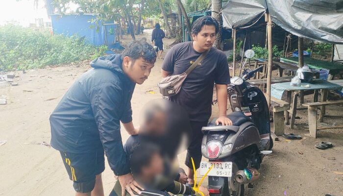 Dua tersangka diamankan Polsek Tempilang. Foto: Istimewa. 