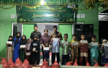 Direktur PT. SNS, Juliana Lian saat memberikan bantuan ke masyarakat. Foto: Istimewa.