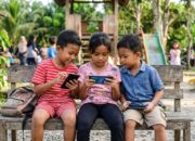 3 Poin Pembatasan Penggunaan Medsos bagi Anak-anak 