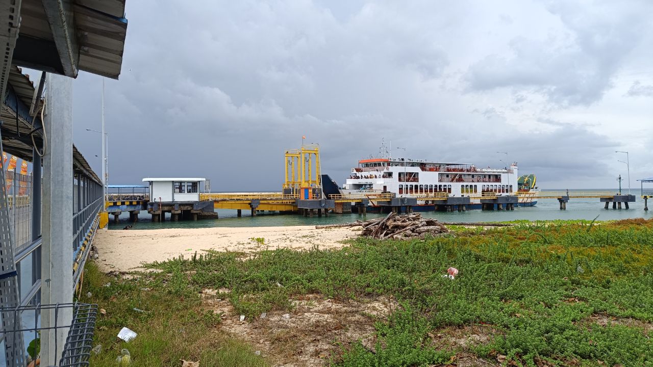 Kondisi terkini penyebrangan di Pelabuhan Tanjung Kalian. Foto: Rizki Ramadhani.