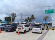 Antrean kendaraan di Pelabuhan Tanjung Kalian. Foto: Rizki Ramadhani.