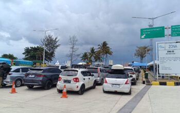 Antrean kendaraan di Pelabuhan Tanjung Kalian. Foto: Rizki Ramadhani.