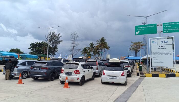 Pelabuhan Tanjung Kalian Dipadati Antrean Kendaraan, GM ASDP: Hal yang Biasa
