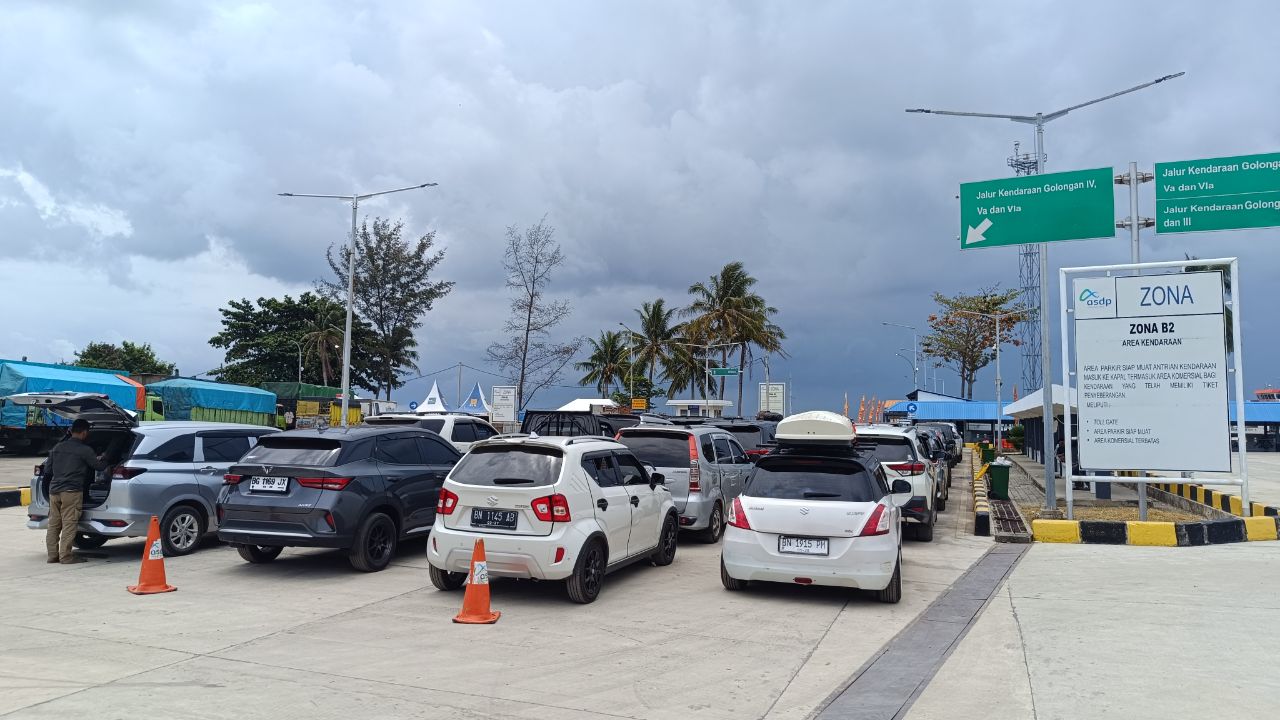 Antrean kendaraan di Pelabuhan Tanjung Kalian. Foto: Rizki Ramadhani.