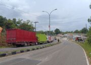 Antrean kendaraan di luar Pelabuhan Tanjung Kalian. Foto: Rizki Ramadhani.