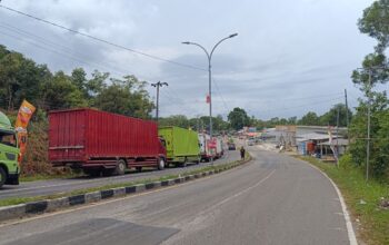 Antrean kendaraan di luar Pelabuhan Tanjung Kalian. Foto: Rizki Ramadhani.