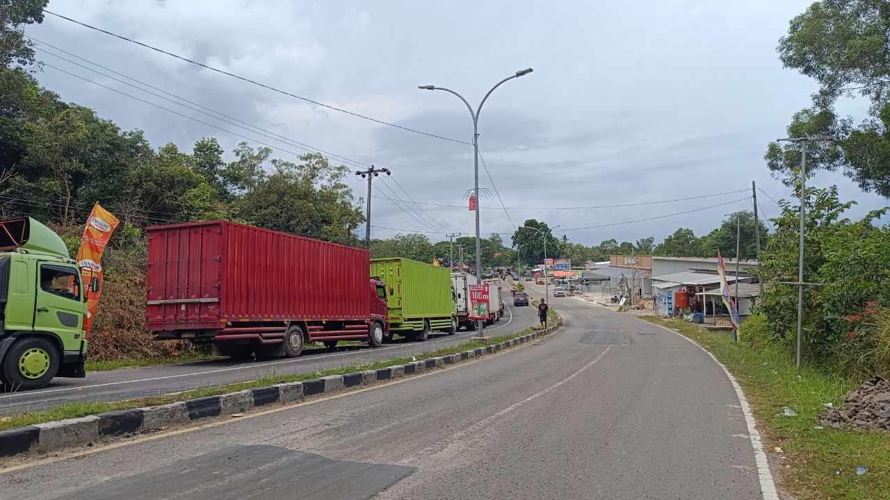 Antrean kendaraan di luar Pelabuhan Tanjung Kalian. Foto: Rizki Ramadhani.