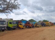 Antrean truk di buffer zone 2 Pelabuhan Tanjung Kalian. Foto: Rizki Ramadhani.