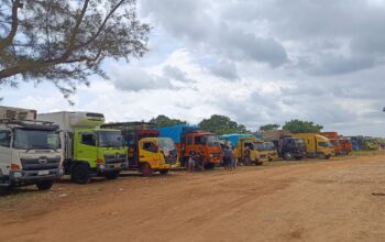 Antrean truk di buffer zone 2 Pelabuhan Tanjung Kalian. Foto: Rizki Ramadhani.