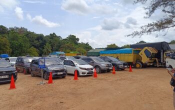 Antrean kendaraan di buffer zone Pelabuhan Tanjung Kalian. Foto: Rizki Ramadhani.