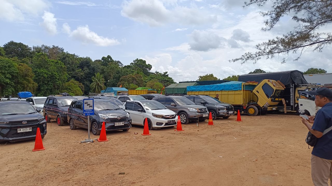 Antrean kendaraan di buffer zone Pelabuhan Tanjung Kalian. Foto: Rizki Ramadhani.